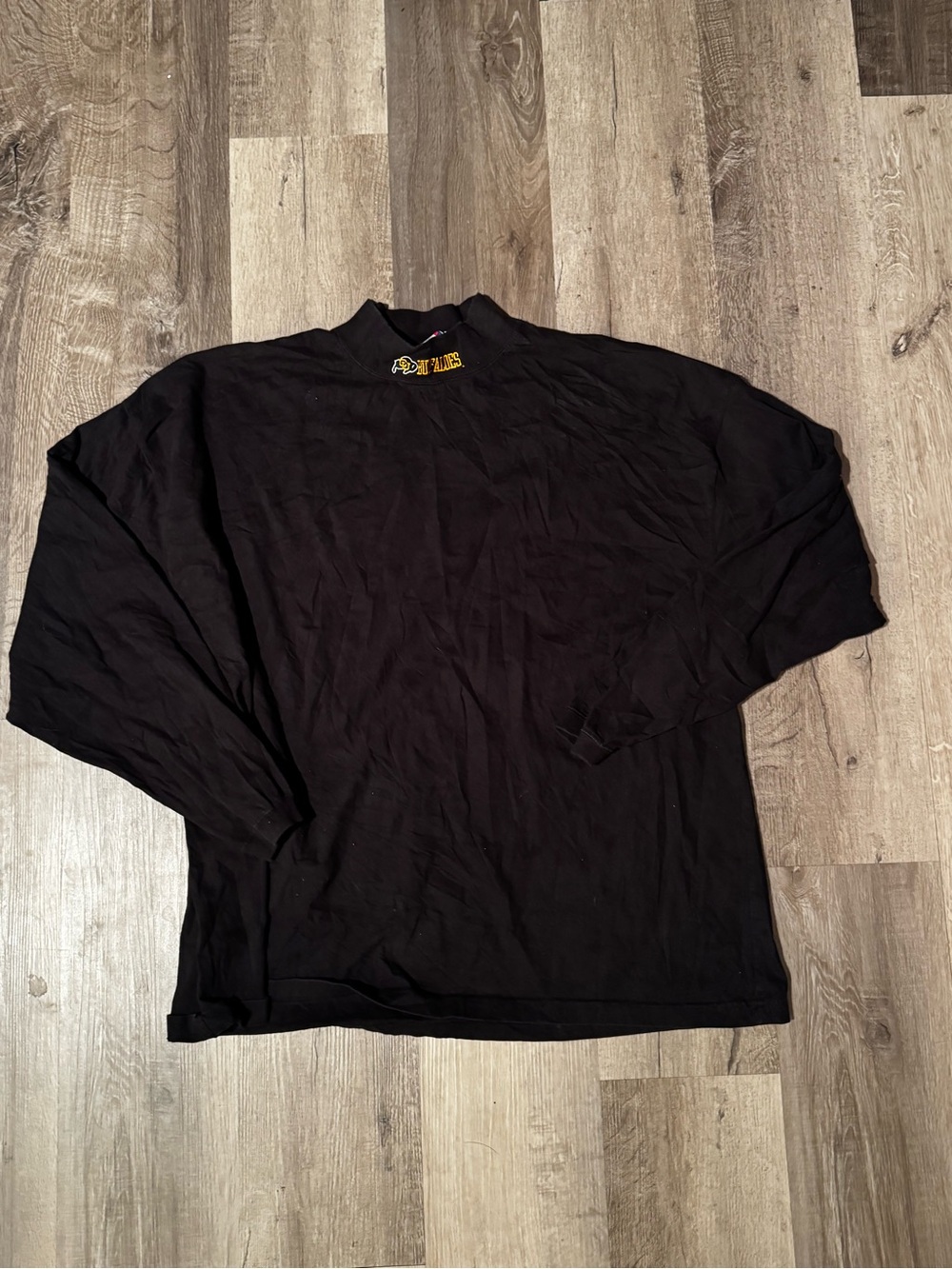 90’s CU BuffaloesMen's Black Long-Sleeve Crewneck Shirt with Subtle Neck Graphic